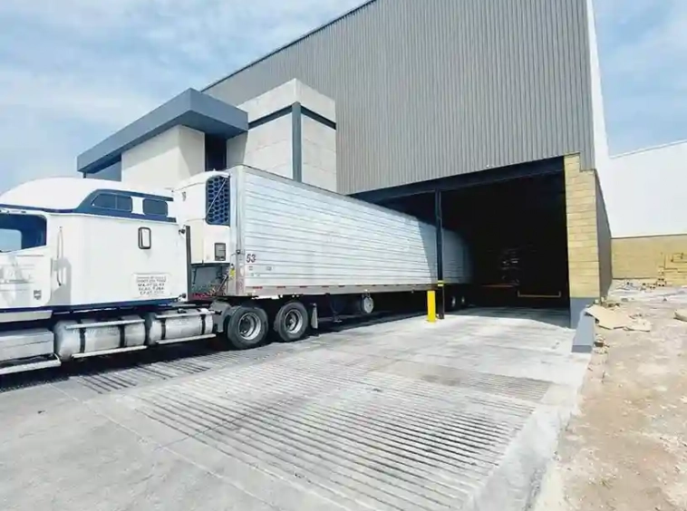 bodega industrial exterior con 2 andenes