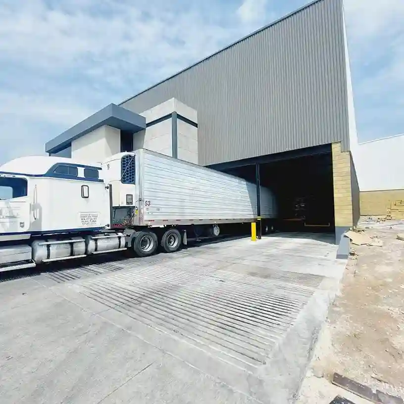 bodega industrial exterior con 2 andenes