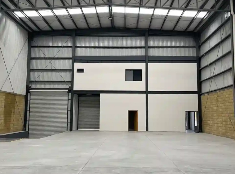 nave industrial vista interior hacia las oficinas