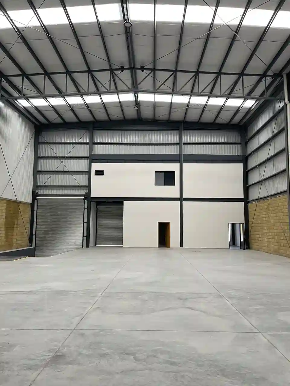 nave industrial vista interior hacia las oficinas